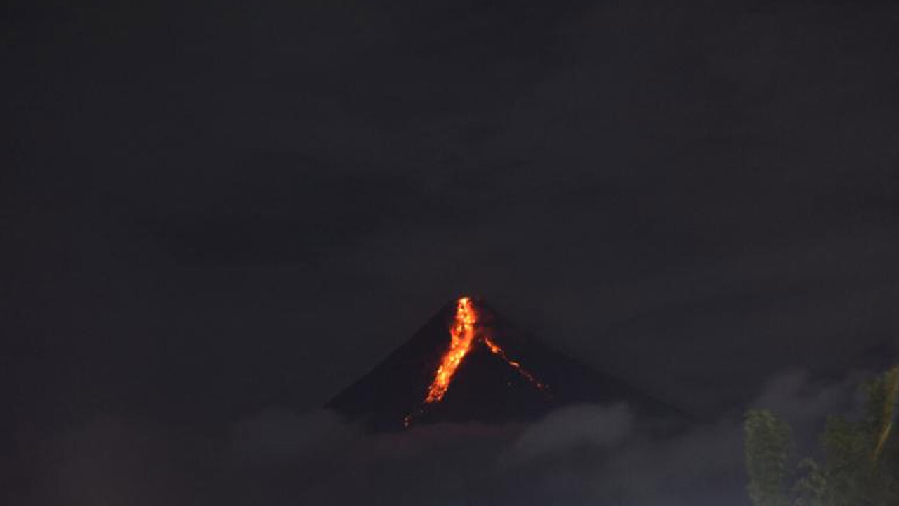 Mayon Yanardağı&#039;ndaki volkanik akıntı uyarısı: Aylarca devam edebilir, dikkat edin