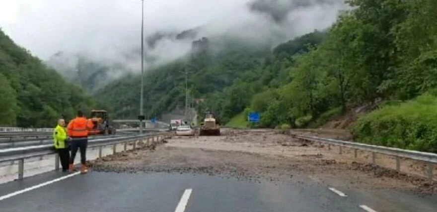Karadeniz'i sağanak vurdu! Trabzon-Gümüşhane yolu ulaşıma kapandı
