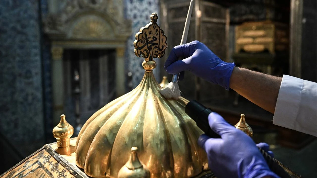 Hırka-i Saadet'e 5 asırdır aynı hürmet! Tozları bile dökülmüyor