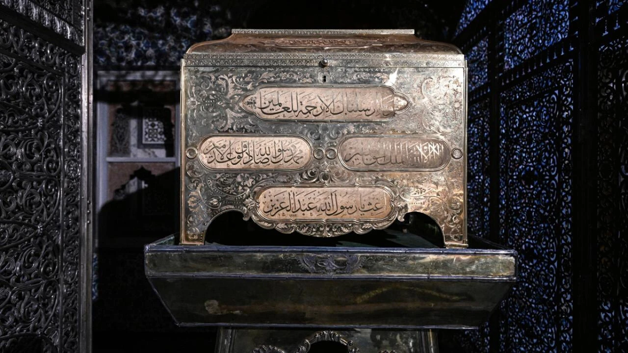 Hırka-i Saadet'e 5 asırdır aynı hürmet! Tozları bile dökülmüyor