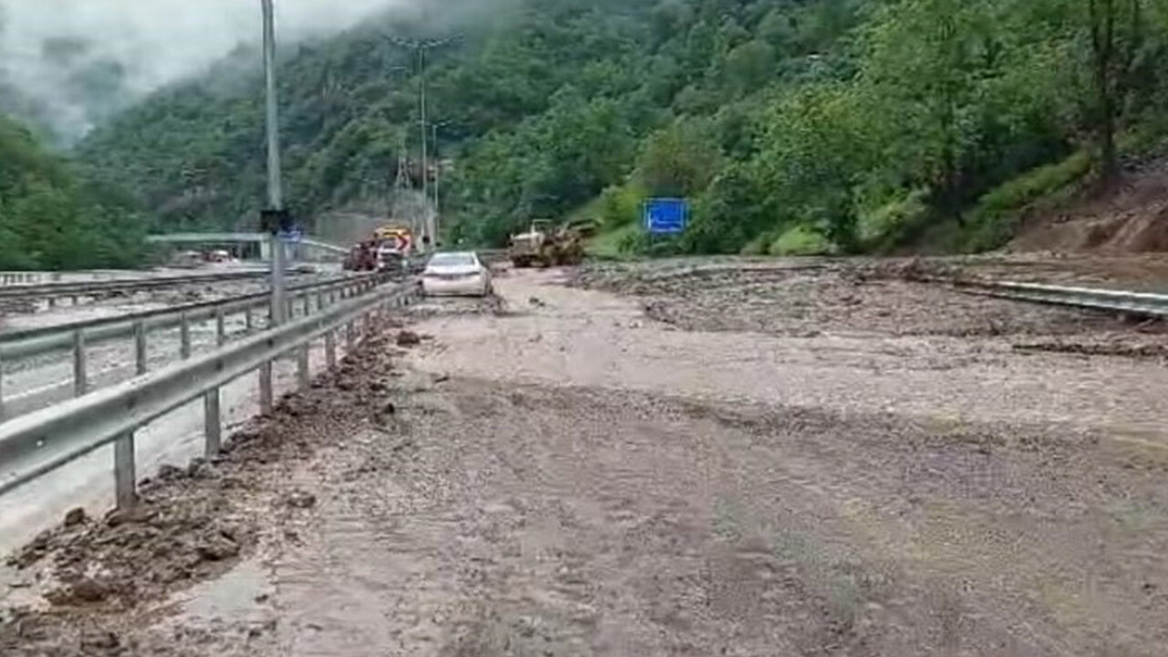 Karadeniz'i sağanak vurdu! Trabzon-Gümüşhane yolu ulaşıma kapandı