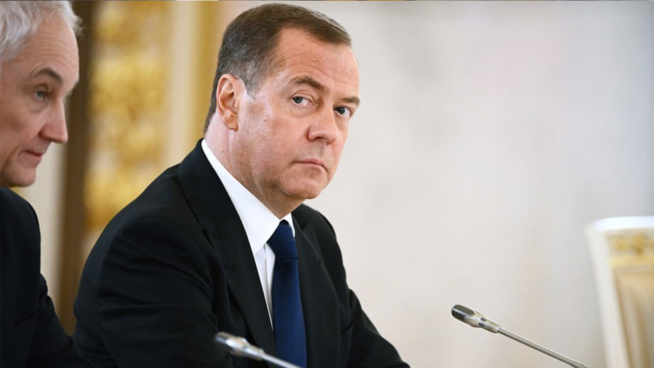 Medvedev&#039;den Batı&#039;ya internet tehdidi: Kuzey Akım&#039;dan bir kanıt daha çıkarsa kabloları keseriz