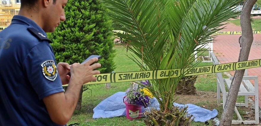 Öldüğü yer mezarı gibi oldu, başucunda çiçeklerle bulundu