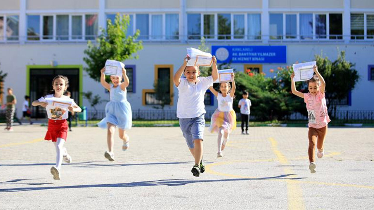 19 milyon öğrenci için karne günü: Yaz tatili başlıyor, yılın yorgunluğu atılacak