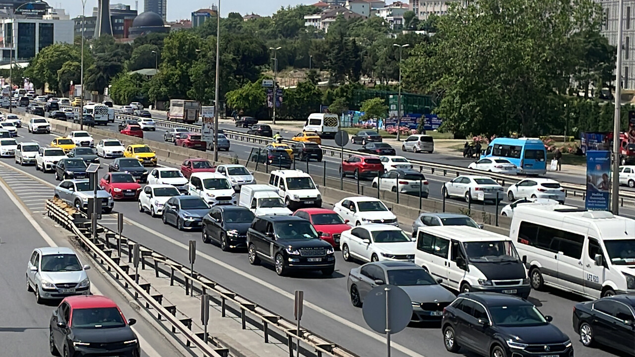 Okullar kapandı trafik başladı! İstanbul trafiğinde yoğunluk artıyor