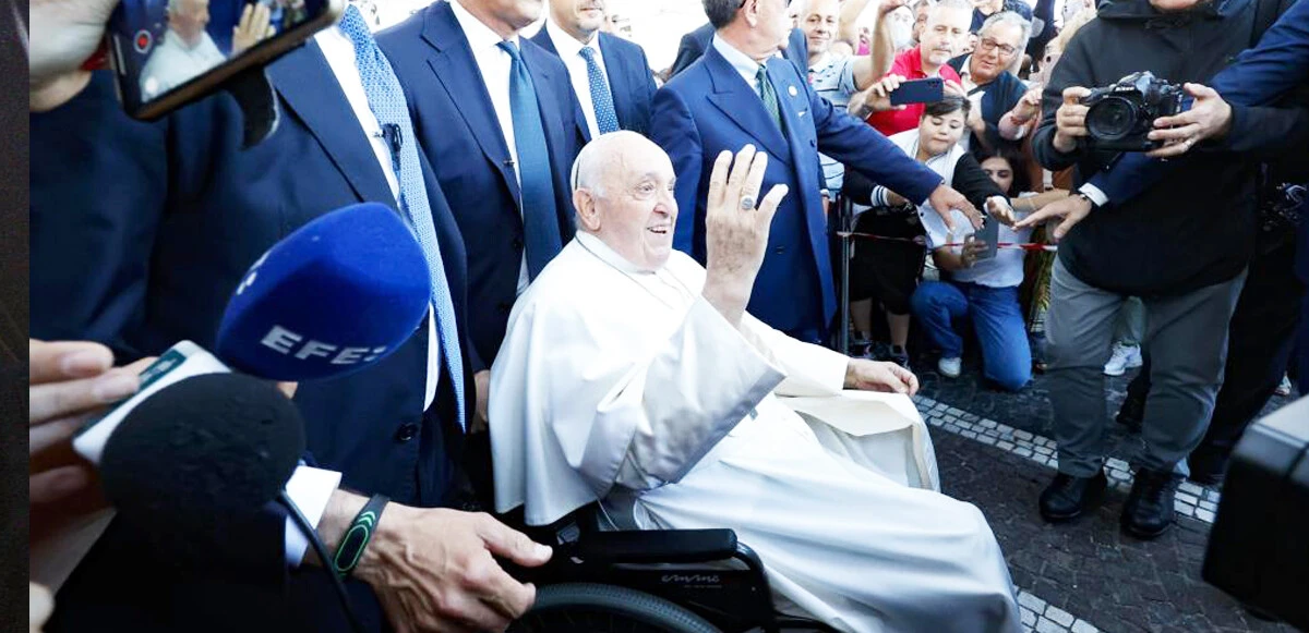 Ameliyata alınan Papa Francis, taburcu edildi! İlk sözü "Hala ölmedim" oldu