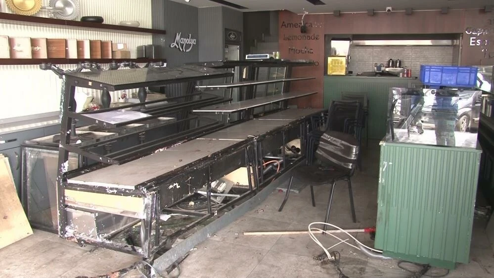 Çekmeköy’de cip pastaneye daldı! Kazada 4 kişi yaralandı