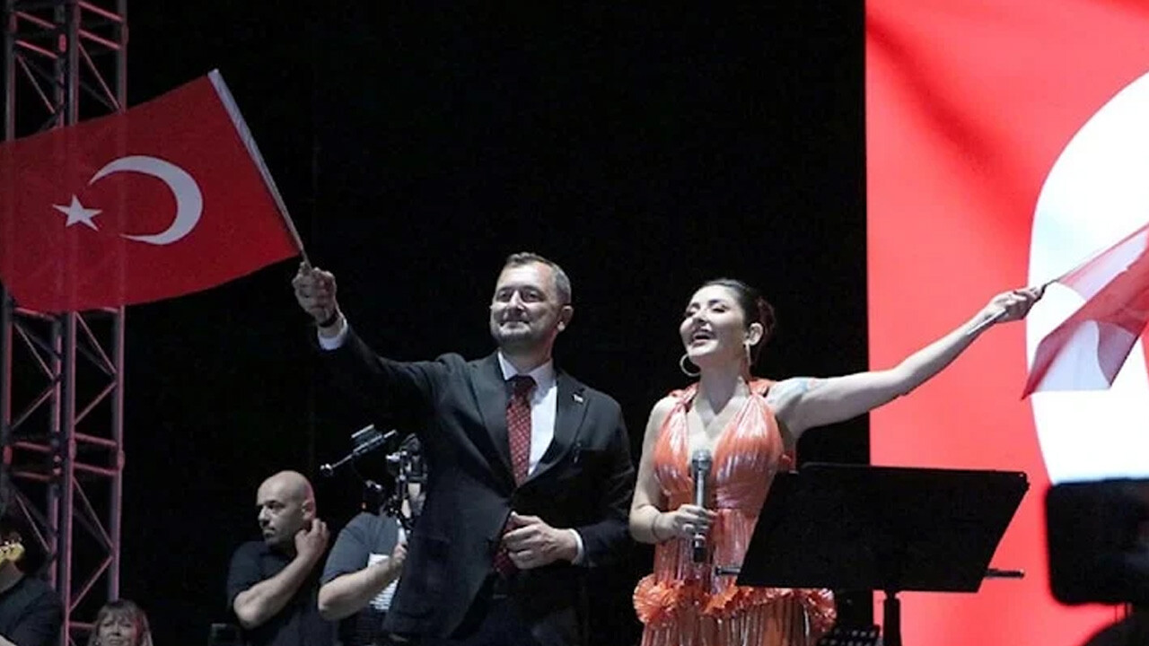 Melek Mosso ile sahneye çıkmıştı... Süleymanpaşa Belediye Başkanı Cüneyt Yüksel neden istifa ettiği açıkladı