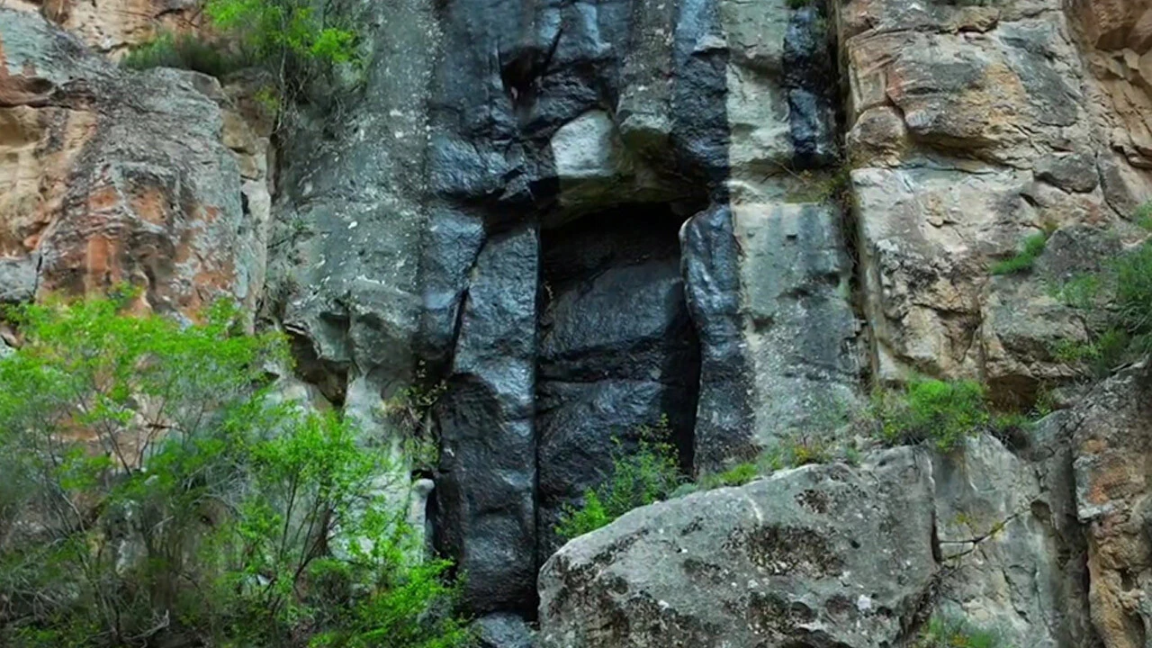 Erzurum'da 80 metre yüksekteki kapı gizemini koruyor