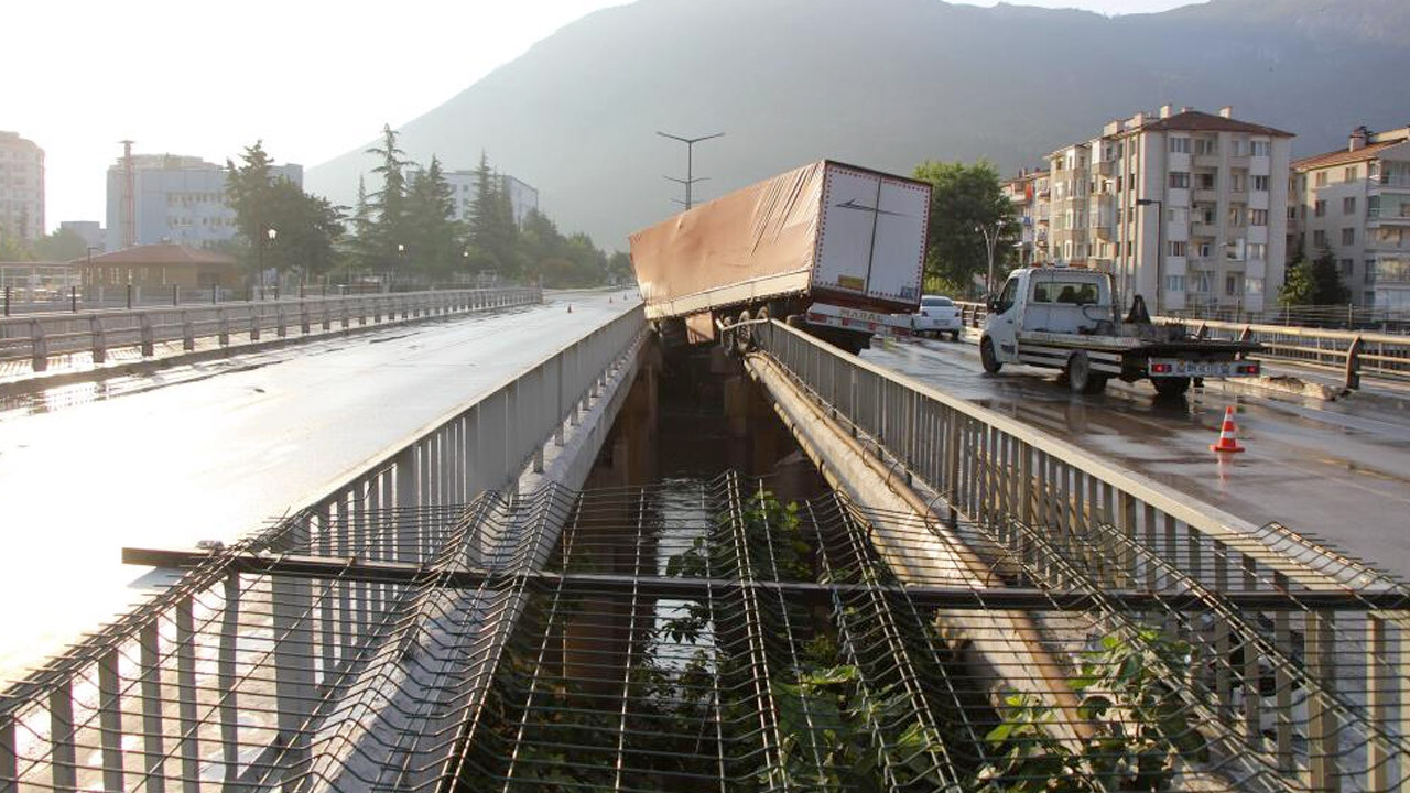 Amasya&#039;ya köprü korkulukları TIR&#039;ı Yeşilırmak&#039;a uçmaktan kurtardı