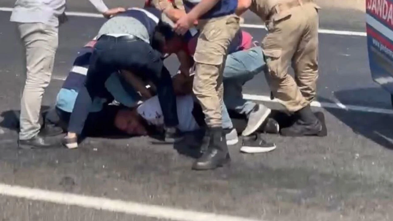 Döner bıçağıyla kendini yaralayıp, yolu kapattı! Kızgın sürücülerden meydan dayağı