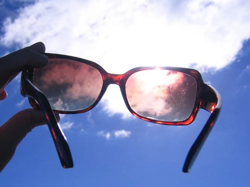 ‘Ucuz güneş gözlüğü yerine hiç takmayın’ diyen uzman uyarıyor! İşte sahte güneş gözlüğü tehlikesi