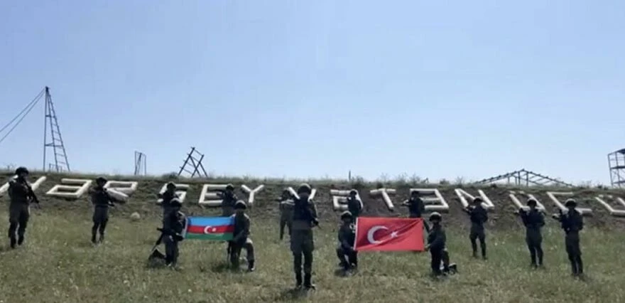 Başkalarının çocukları gülsün diye daima görevde! Mehmetçik’ten duygulandıran Babalar Günü kutlaması…