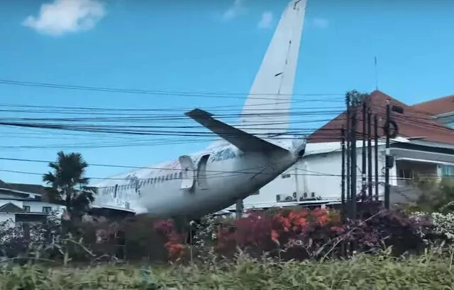 Tarladaki devasa uçak görenleri hayrete düşürüyor