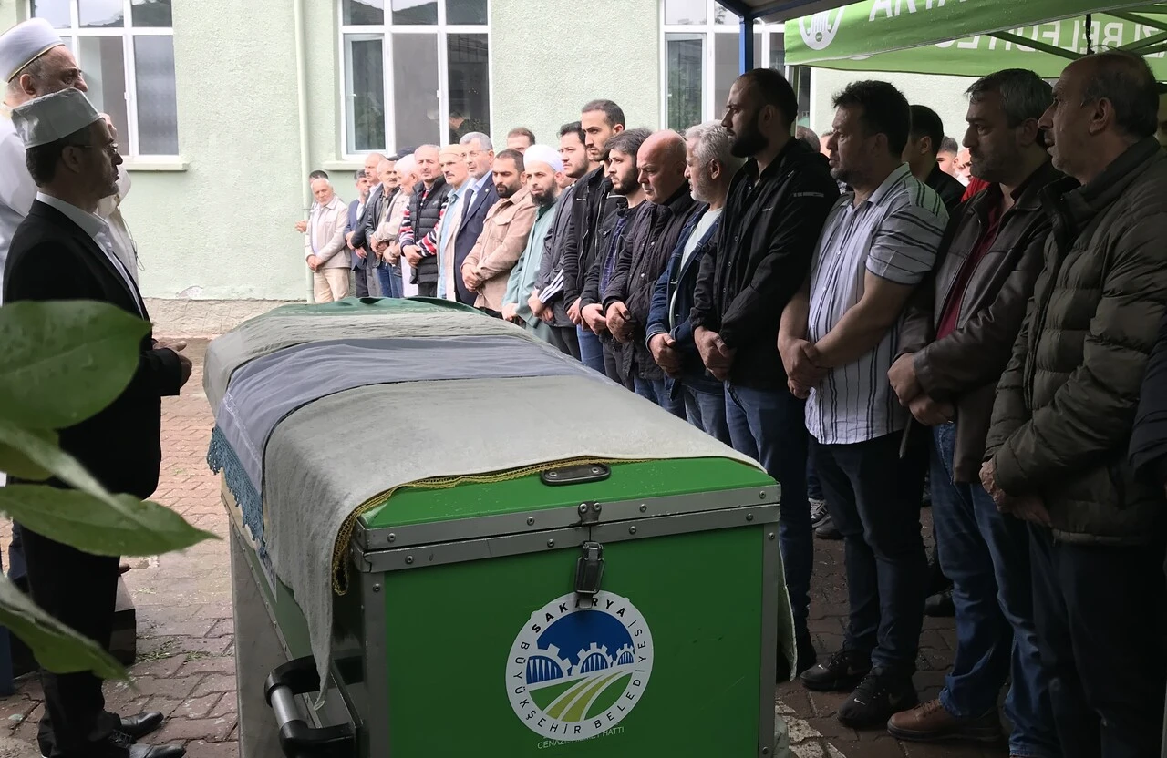 Kızını YKS'ye yetiştirmek isterken kazada ölen babanın cenazesi kılındı