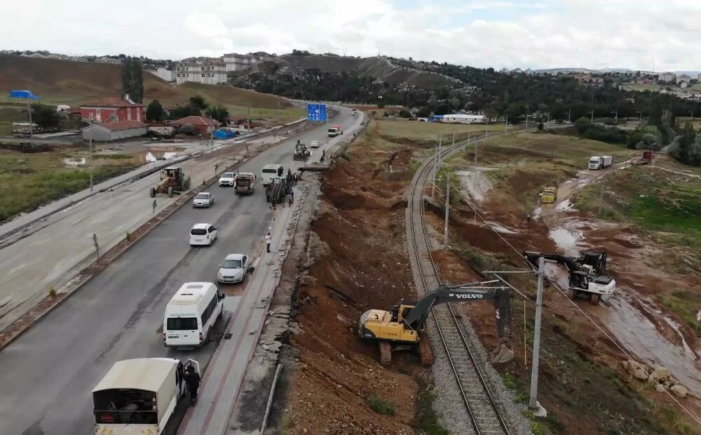 Tren seferleri durduruldu! Sağanak yağış Doğu Ekspres hattını çökertti...