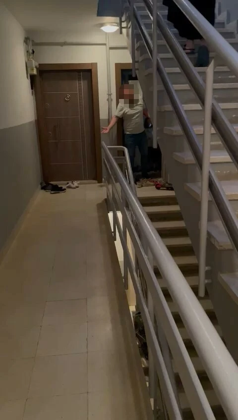 Sokak köpeğine tekme attı! İki komşu birbirine girdi…