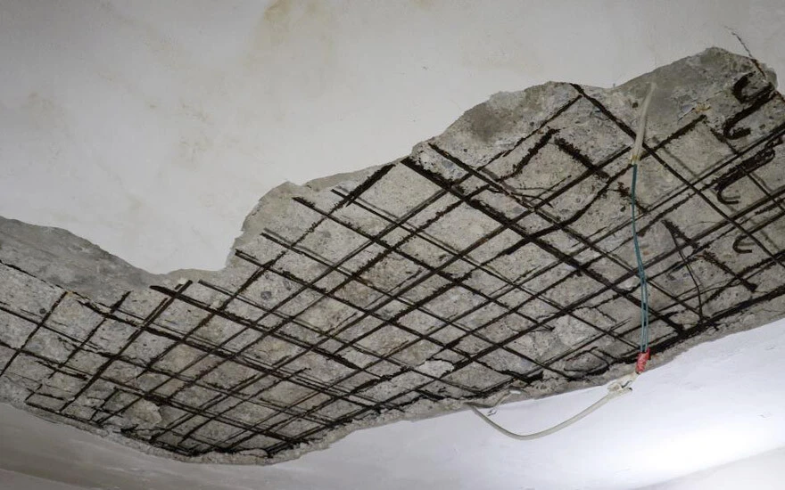 Adana'da hasarsız raporu verilen evlerinde şoku yaşadılar: Evin tavanı üzerlerine çöktü