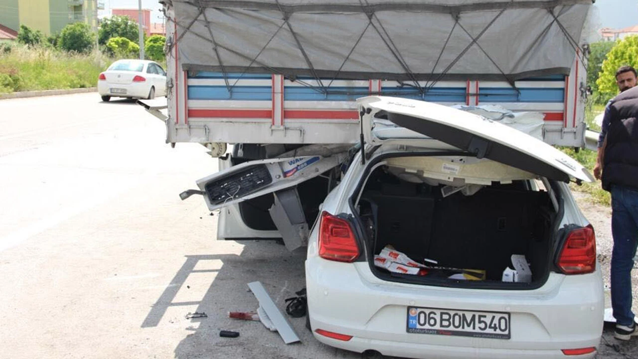 Otomobil TIR'a ok gibi saplandı! Feci kaza anne ve kızı birbirinden ayırdı