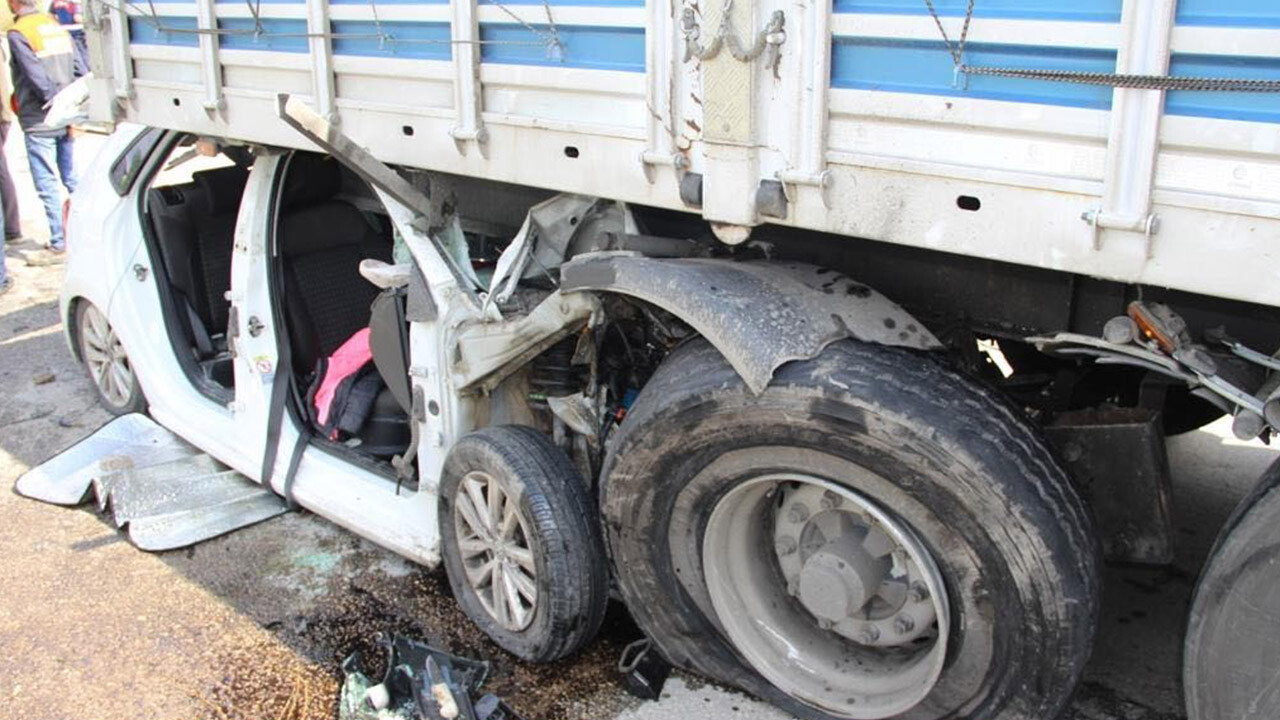 Otomobil TIR&#039;a ok gibi saplandı! Feci kaza anne ve kızı birbirinden ayırdı