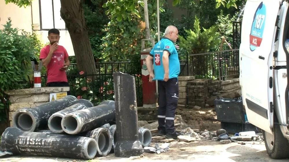 Kadıköy’de ilginç anlar böyle rahatlık görülmedi! Patlayan doğal gaz borusunun yanında sigara içti…