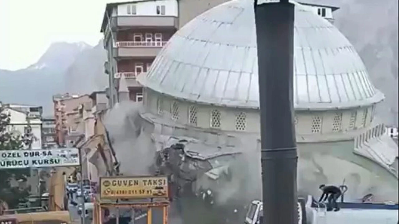 Depreme dayanıksız cami yıkıldı! Kameralar saniye saniye kaydetti