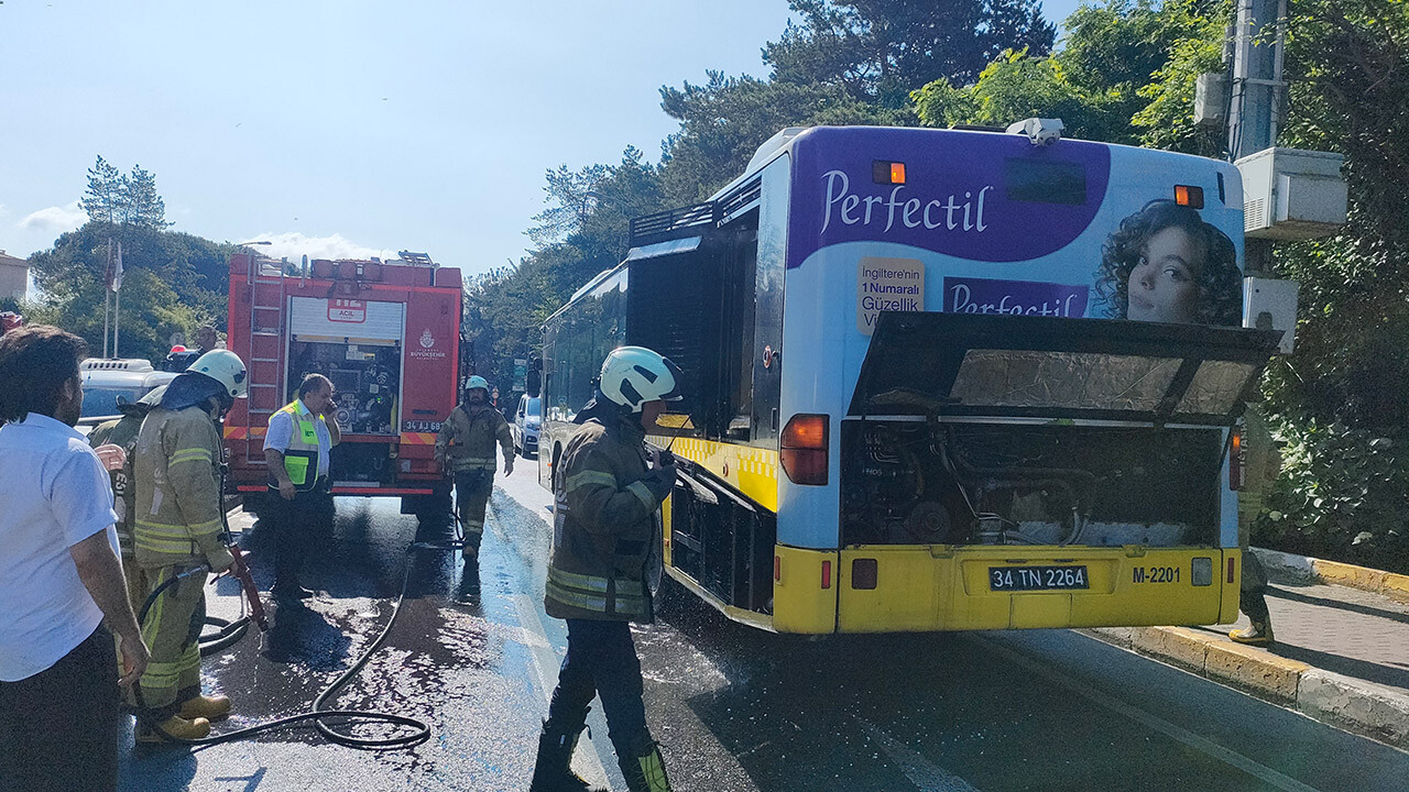 İETT otobüsünde yangın paniği! Yolcular tahliye edildi, trafik felç oldu