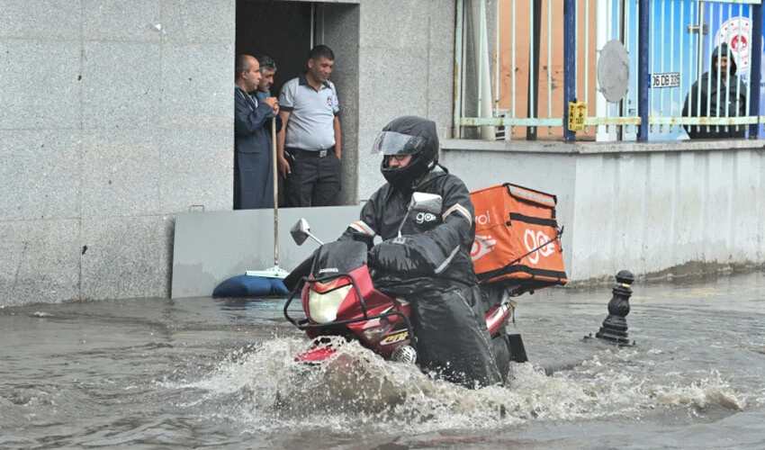 Aniden bastırdı! Başkentte sağanak: Sokak, cadde ve alt geçitler sular altında kaldı