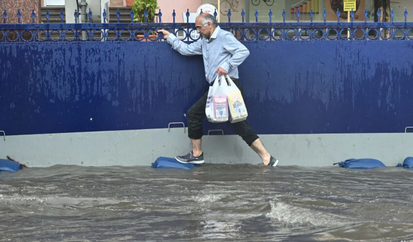 Aniden bastırdı! Başkentte sağanak: Sokak, cadde ve alt geçitler sular altında kaldı
