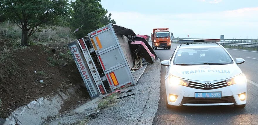 Denizli’de tır ve yolcu otobüsü çarpıştı! Ölü ve yaralılar var..
