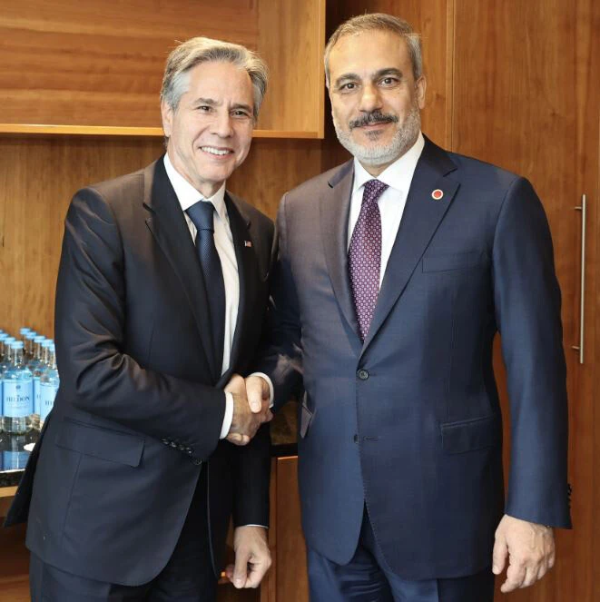 Hakan Fidan'ın ABD'li mevkidaşı Blinken ile fotoğrafı sosyal medyayı salladı! Beden dilindeki mesaj dikkat çekti