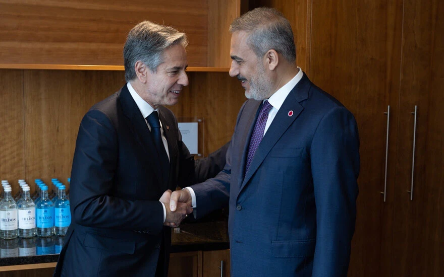 Hakan Fidan'ın ABD'li mevkidaşı Blinken ile fotoğrafı sosyal medyayı salladı! Beden dilindeki mesaj dikkat çekti