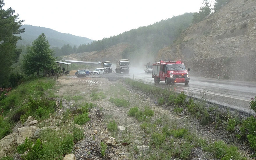 30 metre uçuruma yuvarlanan otomobilden kurtuldular