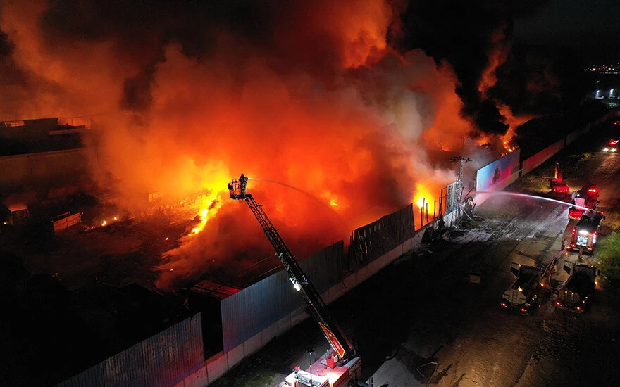 Son dakika Manisa'da geri dönüşüm tesisinde büyük yangın: Gökyüzünü kara dumanlar kapladı