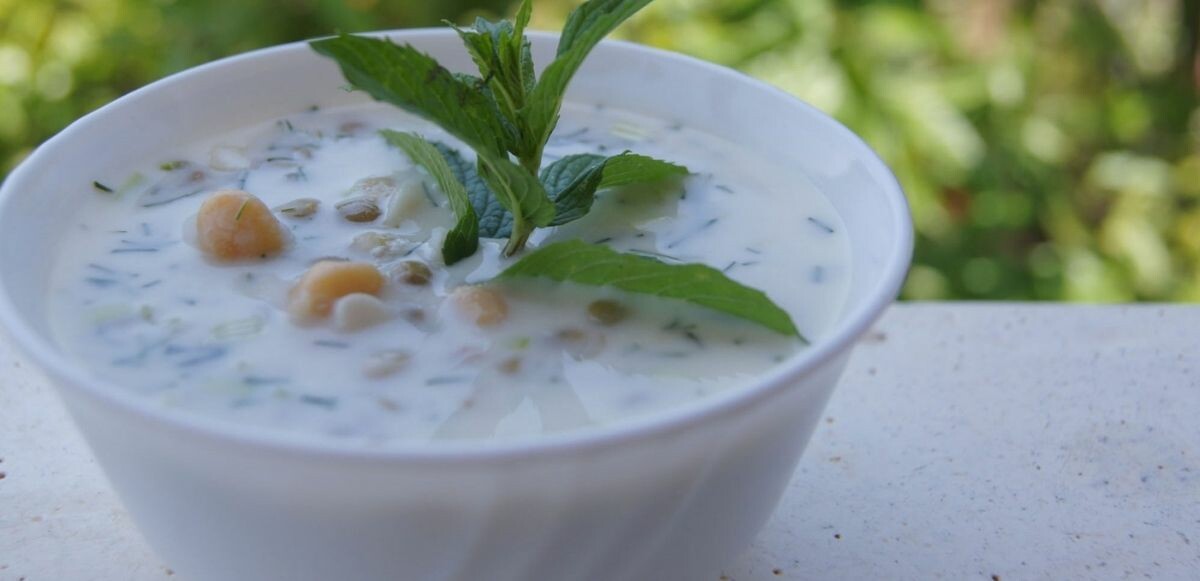 Yaz aylarında sofranızdan eksik etmeyin! Her derde deva olan ayran aşı çorbasının tarifi