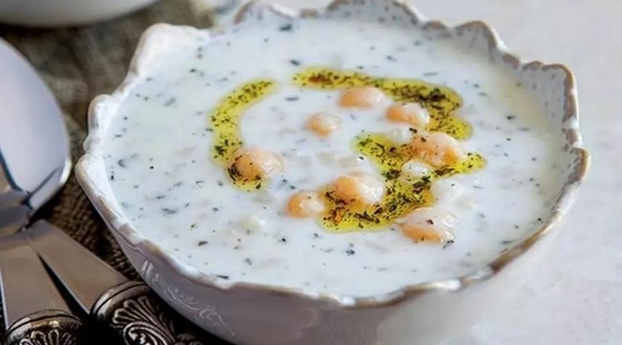 Yaz aylarında sofranızdan eksik etmeyin! Her derde deva olan ayran aşı çorbasının tarifi