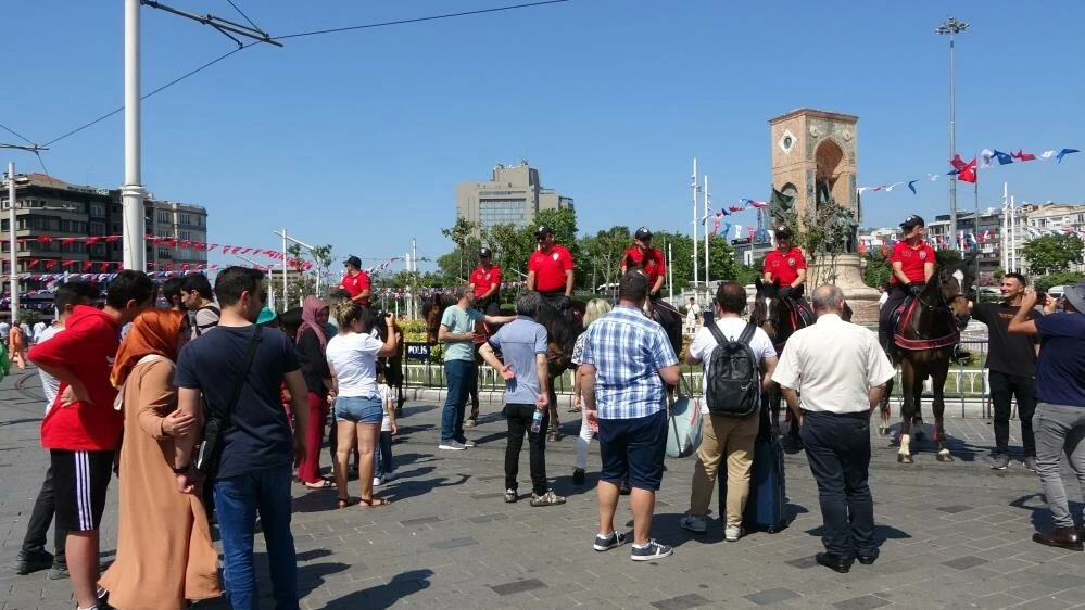 Taksim'de ilginç görüntüler! Vatandaşlardan atlı polislere yoğun ilgi