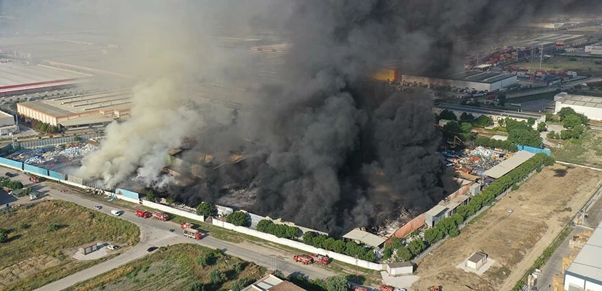 Manisa’daki fabrika yangını 19 saat sonra kontrol altında!