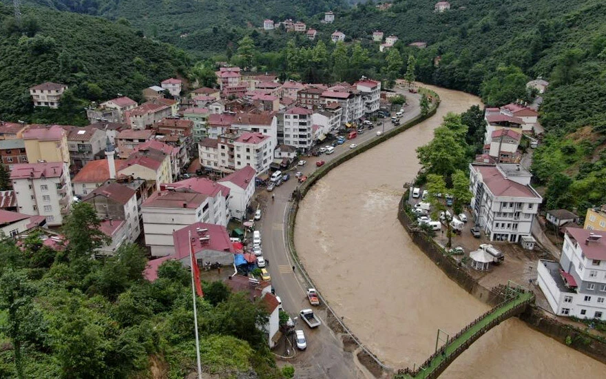 Giresun ve Ordu'da sel felaketi: Araçlar çamura gömüldü, vatandaşlar mahsur kaldı!