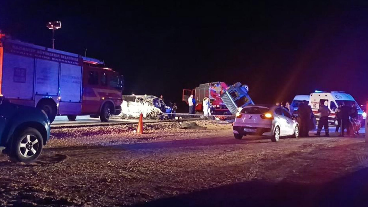 İki otomobil kafa kafaya çarpıştı! Gaziantep&#039;te katliam gibi kaza: 6 ölü