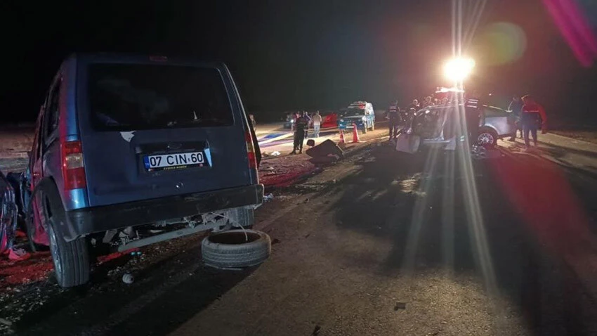 İki otomobil kafa kafaya çarpıştı! Gaziantep'te katliam gibi kaza: 6 ölü