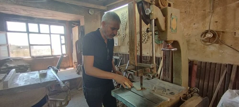 Unutulmaya yüz tutmuş mesleğini devam ettiriyor! Tahtadan sanat eseri yapıyor…