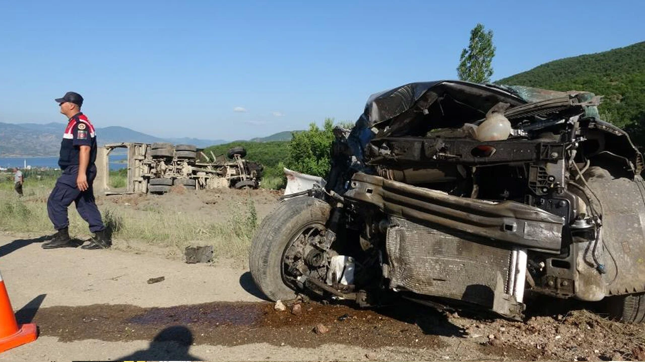 Kamyonla kafa kafaya çarpıştı! Bayram öncesi kahreden <a href=