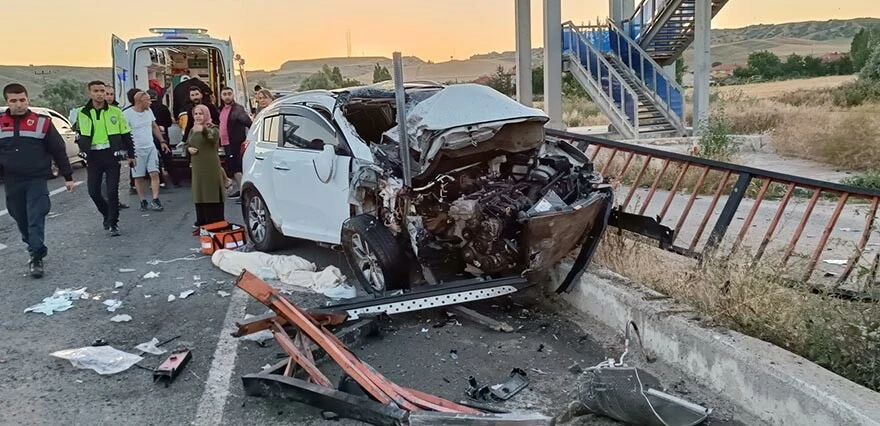Demir korkuluklara çarpan otomobil parçalandı! Ölü ve yaralı var…