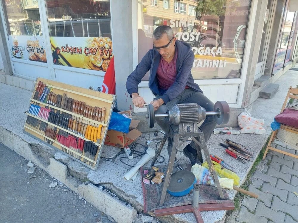 Kurban Bayramı öncesi son hazırlıklar yapıldı! Bıçak bileyicilerin yoğun mesaisi devam ediyor...