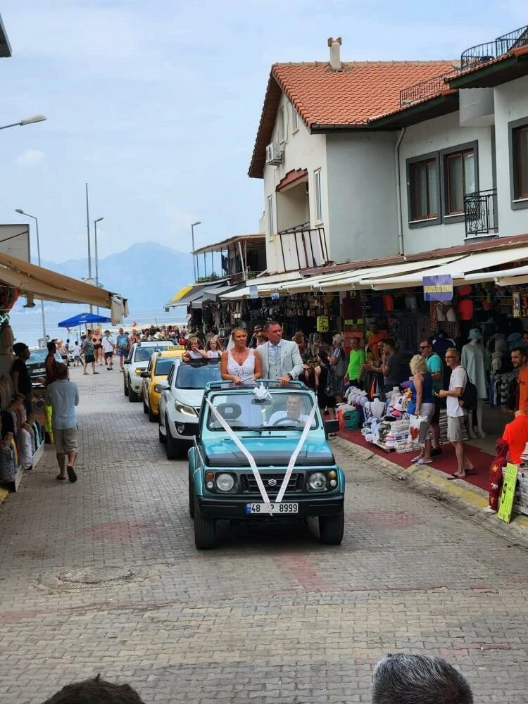Görenler şoke oldu! İngiliz çift davullu zurnalı düğün yaptı…