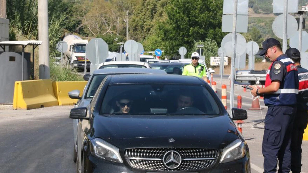 yoğunluk Tatilciler Antalya'ya akın etti: Yaşanan <a href=