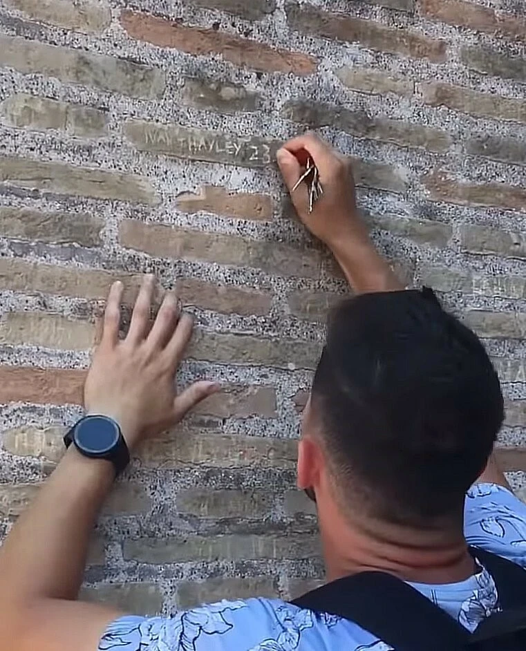 Tarihi yapıya isim kazıyan turiste yüz binlerce liralık ceza ya da 5 yıla kadar! Polis peşinde