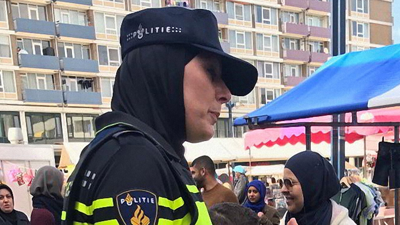 Hollanda&#039;da Türk kökenli bakandan başörtüsü düşmanlığı! Polislerin kullanması yasaklandı 