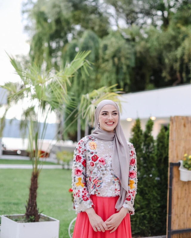 Güldür Güldür’ün Mesut’u nişanlandı! Gizemli gelinin güzelliği sosyal medyayı salladı…